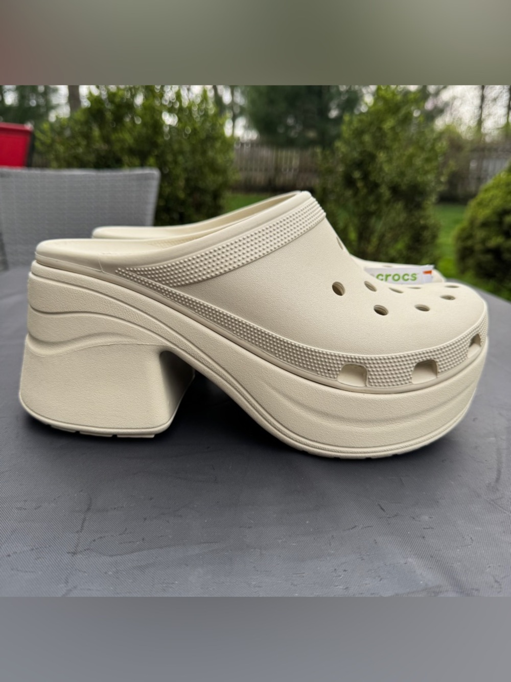 CROCS Unisex Siren Clogs in Cream. New